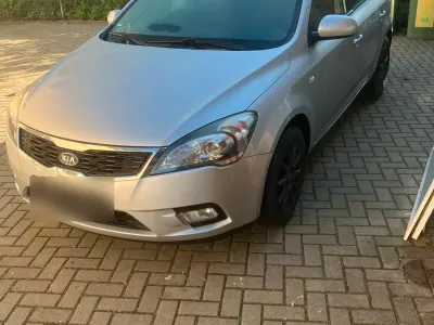 Używany Kia Ceed 125 KM (91 kW) 2010 Srebrny Hatchback