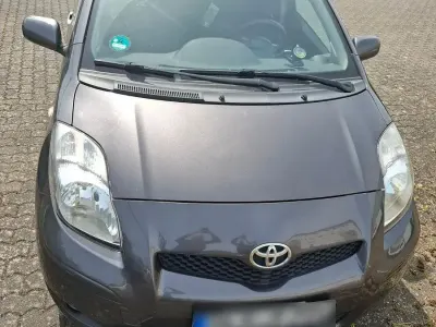 Gebraucht Toyota Yaris Club 99 PS (72 kW) 2011 Grau Kleinwagen