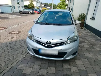 Gebraucht Toyota Yaris 99 PS (72 kW) 2012 Grau Kleinwagen