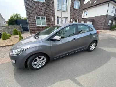 Gebraucht Hyundai i30 102 PS (75 kW) 2013 Grau Limousine