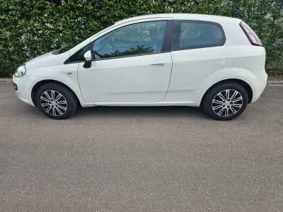 Gebraucht Fiat Punto Pop 69 PS (50 kW) 2011 Weiß Kleinwagen