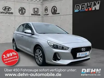 Gebraucht Hyundai i30 Select 120 PS (88 kW) 2018 Silber Limousine