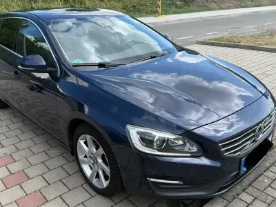 Gebraucht Volvo V60 Momentum 181 PS (133 kW) 2014 Blau Kombi