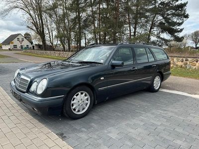 Usata Mercedes 240 Elegance 170 CV (125 kW) 1999 Nero Station wagon