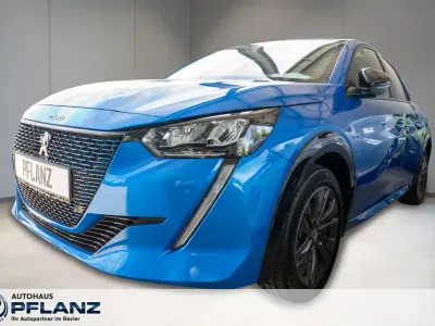 Gebraucht Peugeot e-208 Allure 100 kW (136 PS) 2022 Blau Kleinwagen