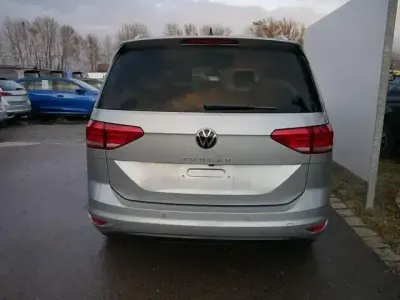 Neu VW Touran Comfortline 150 PS (110 kW) 2025 Oyster silver metallic Van / Kleinbus