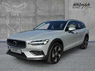 Gebraucht Volvo V60 CC Plus 197 PS (144 kW) 2023 Vapour grey / metallic Kombi