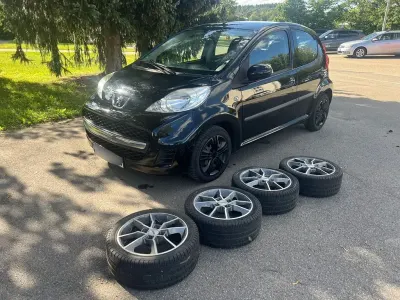 Gebraucht Peugeot 107 Filou 68 PS (50 kW) 2011 Schwarz Kleinwagen