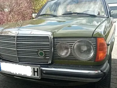 Gebraucht Mercedes E230 136 PS (100 kW) 1982 Grün Limousine