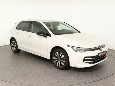 Używany VW Golf VIII Goal 150 KM (110 kW) 2025 Biały Sedan/Limuzyna