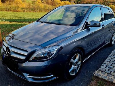 Usata Mercedes B200 156 CV (114 kW) 2012 Grigio Monovolume