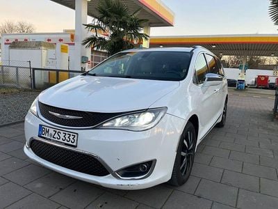 Weiß Gebraucht 2019 Chrysler Pacifica Limited Van / Kleinbus | 13.900 €