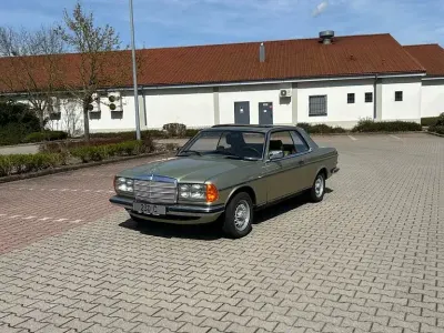 Gebraucht Mercedes 230 109 PS (80 kW) 1979 Grün Coupé