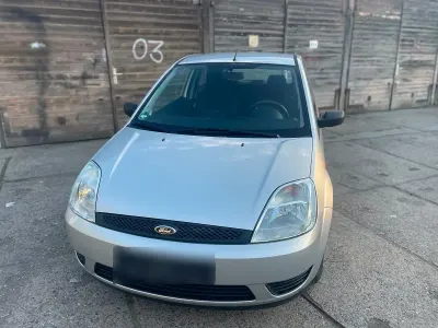 Używany Ford Fiesta 60 KM (44 kW) 2005 Srebrny Hatchback