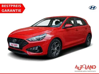 Gebraucht Hyundai i30 Pure 120 PS (88 kW) 2022 Engine red Limousine