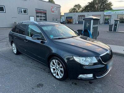 Gebraucht Skoda Superb 105 PS (77 kW) 2012 Schwarz Kombi