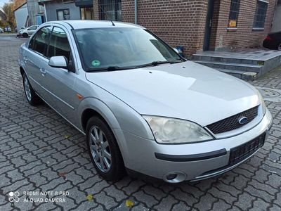 Gebraucht Ford Mondeo Ghia 125 PS (91 kW) 2002 Silber Limousine