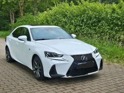 Gebraucht Lexus IS300h 181 PS (133 kW) 2020 Weiß Limousine