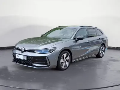 Gebraucht VW Passat R-line 193 PS (141 kW) 2025 Grau Kombi