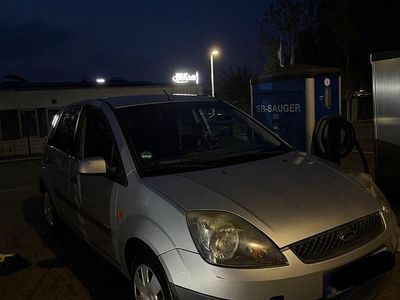 Gebraucht Ford Fiesta 69 PS (50 kW) 2006 Silber Kleinwagen