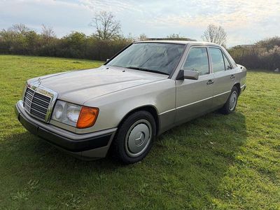 Gebraucht Mercedes E220 150 PS (110 kW) 1993 Gold Limousine