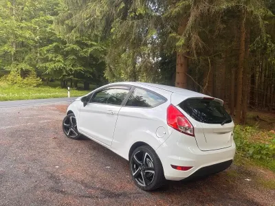 Gebraucht Ford Fiesta 60 PS (44 kW) 2017 Weiß Kleinwagen