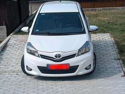 Gebraucht Toyota Yaris 90 PS (66 kW) 2012 Weiß Kleinwagen