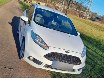 Weiß Gebraucht 2014 Ford Fiesta Sport Limousine | 8.000 € (Fairer Preis)