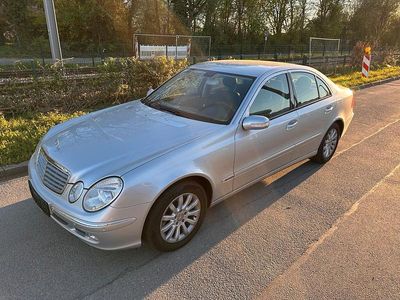 Gebraucht Mercedes E220 Elegance 150 PS (110 kW) 2003 Silber Limousine