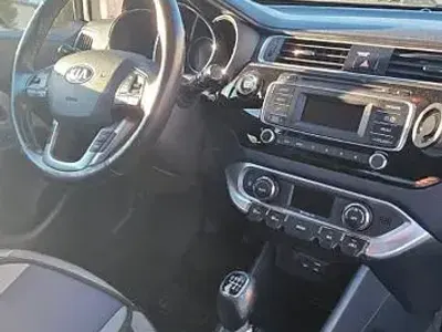 Käytetty Kia Rio Spirit 90 HP (66 kW) 2015 Harmaa Sedan