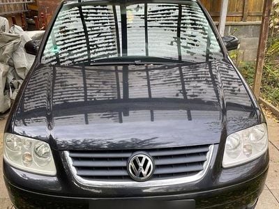 Second-hand VW Touran Highline 140 CP (102 kW) 2005 Negru Monovolum