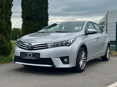 Używany Toyota Corolla Comfort 132 KM (97 kW) 2015 Szary Sedan/Limuzyna
