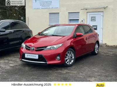 Gebraucht Toyota Auris Edition 99 PS (72 kW) 2013 Rot Limousine