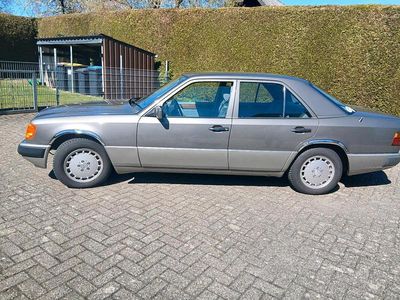 Second-hand Mercedes E230 132 CP (97 kW) 1992 Gri Berlinǎ