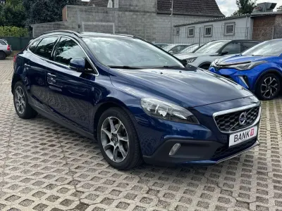Gebraucht Volvo V40 Ocean Race 114 PS (83 kW) 2015 Ocean blue ii / metallic Kleinwagen