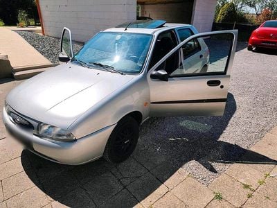 Begagnad Ford Fiesta Style 75 HK (55 kW) 1999 Silver Halvkombi