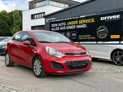 Gebraucht Kia Rio 109 PS (80 kW) 2013 Rot Kleinwagen
