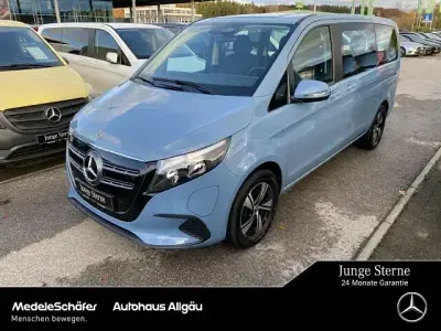 Begagnad Mercedes EQV300 150 kW (204 HK) 2024 Blå Minibuss