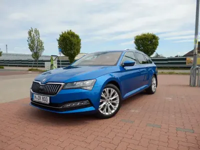 Używany Skoda Superb Premium Edition 200 KM (147 kW) 2022 Niebieski Kombi