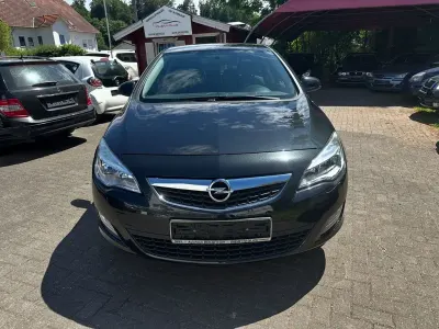 Gebraucht Opel Astra 140 PS (102 kW) 2012 Schwarz Limousine