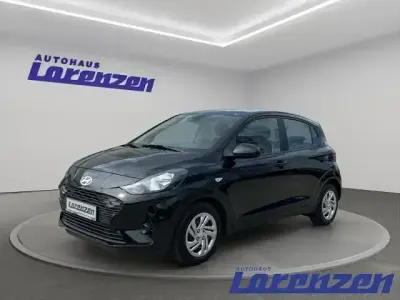 Gebraucht Hyundai i10 Select 63 PS (46 kW) 2024 Phantom black / met (schwarz) Kleinwagen