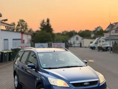 Gebraucht Ford Focus 111 PS (81 kW) 2010 Blau Kombi