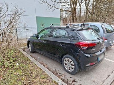 Gebraucht Hyundai i20 Classic 84 PS (61 kW) 2016 Schwarz Kleinwagen
