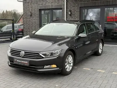 Gebraucht VW Passat Comfortline 120 PS (88 kW) 2018 Mangangrau metallic Kombi