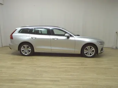Gebraucht Volvo V60 Momentum 197 PS (144 kW) 2021 Silber Kombi