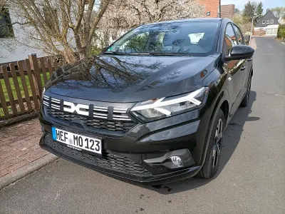 Używany Dacia Sandero Journey 91 KM (66 kW) 2025 Czarny Sedan/Limuzyna