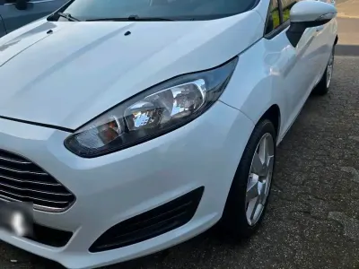 Gebraucht Ford Fiesta 95 PS (69 kW) 2013 Weiß Kleinwagen