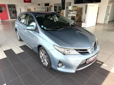 Usata Toyota Auris Hybrid Life+ 99 CV (72 kW) 2014 Blu Berlina