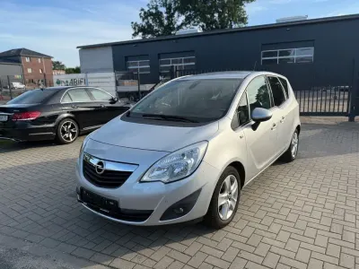 Gebraucht Opel Meriva Design Edition 101 PS (74 kW) 2011 Silber Van / Kleinbus