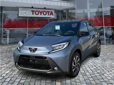 Neu Toyota Aygo X 72 PS (52 kW) 2025 Grau (celestite grey met/ dach schwarz) SUV